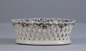 Bassano (XVII - XVIII Secolo), Cestino a decoro con ponticello e fiori in maiolica policroma